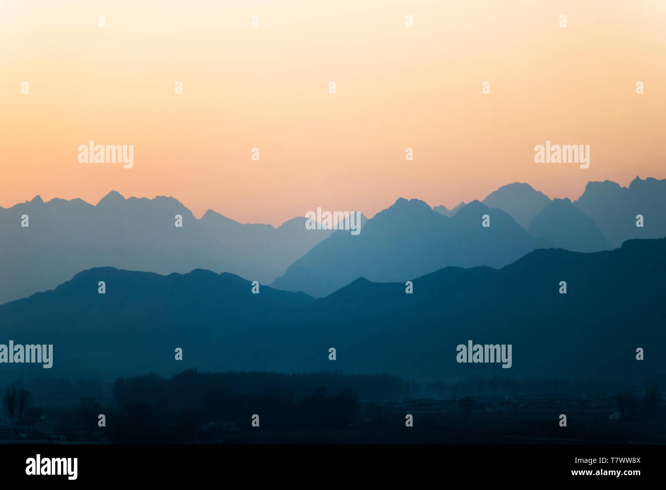 Les couchers de soleil et montagnes des pics.Yingshan, Mongolie intérieure, Chine. Banque D'Images