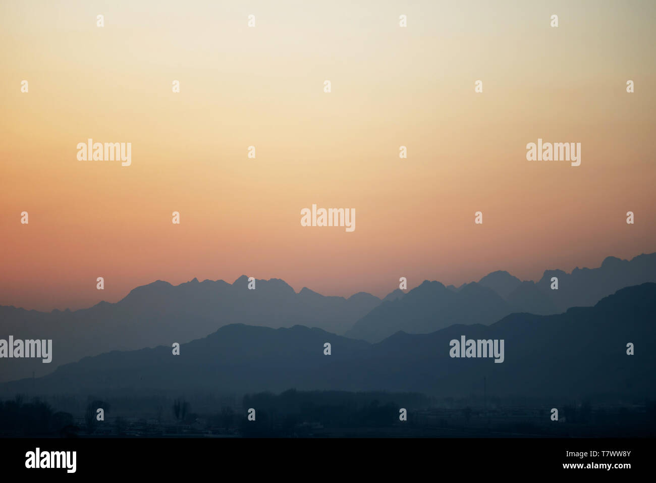 Les couchers de soleil et montagnes des pics.Yingshan, Mongolie intérieure, Chine. Banque D'Images