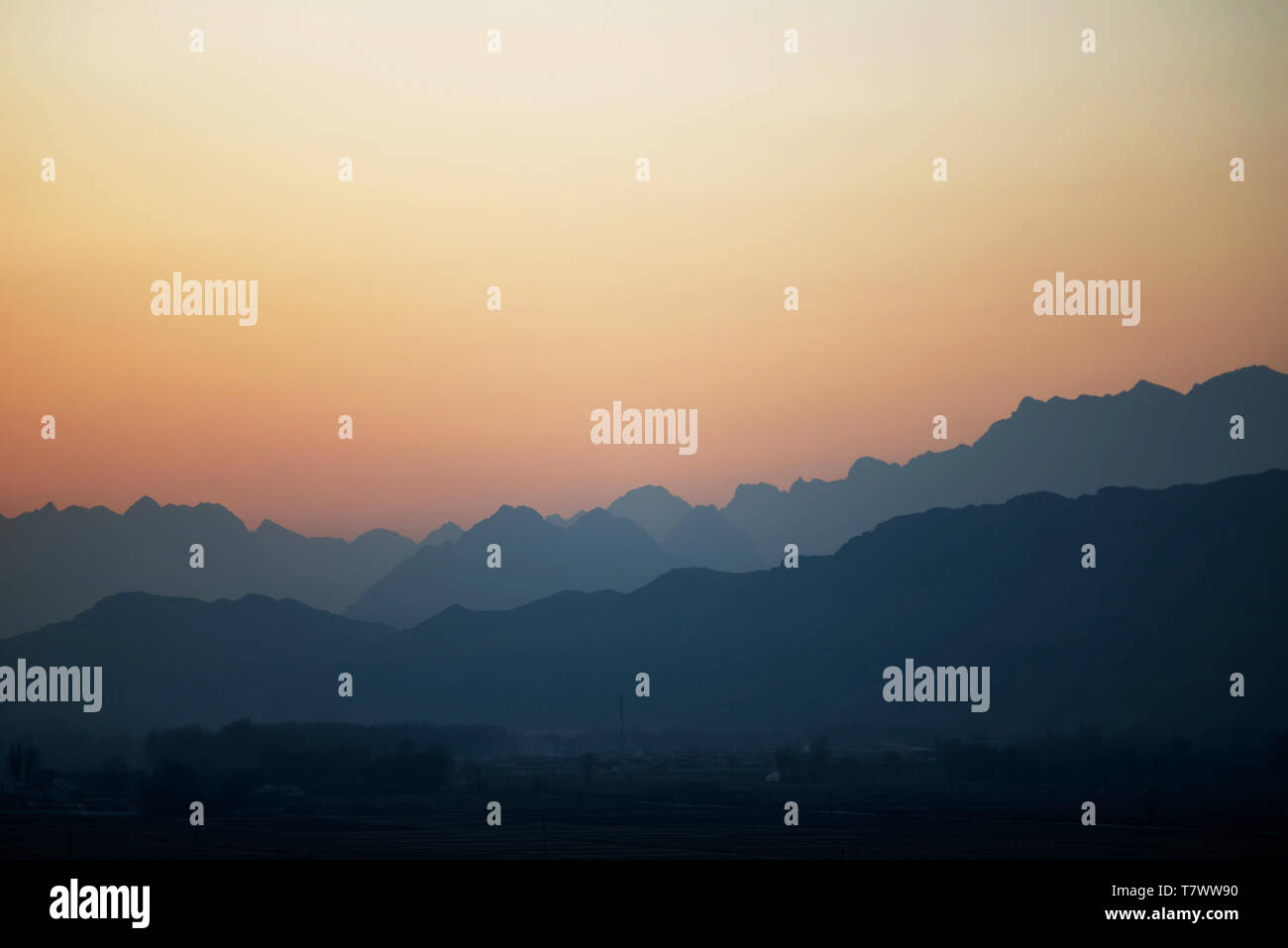 Les couchers de soleil et montagnes des pics.Yingshan, Mongolie intérieure, Chine. Banque D'Images