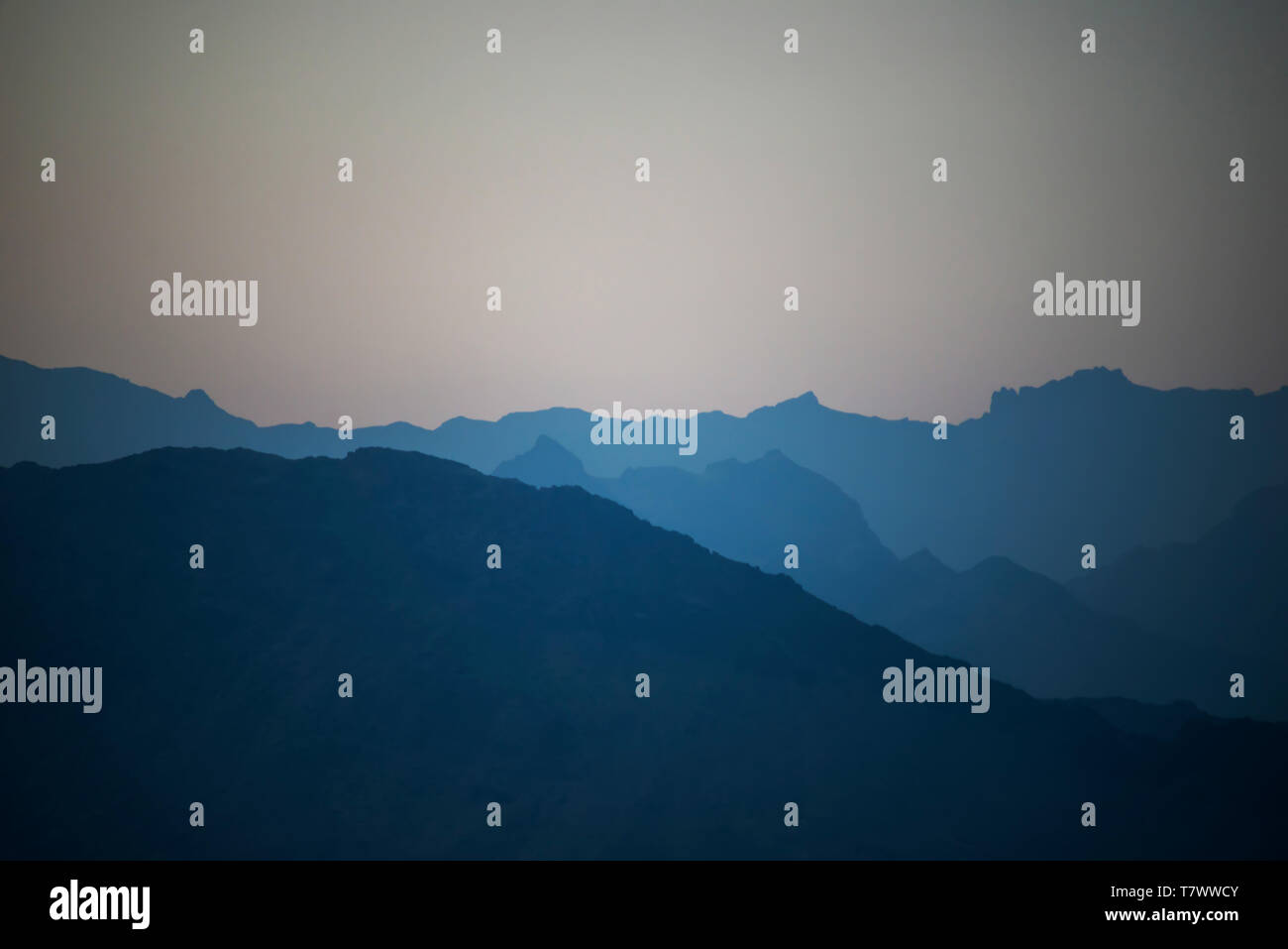 Les couchers de soleil et montagnes des pics.Yingshan, Mongolie intérieure, Chine. Banque D'Images