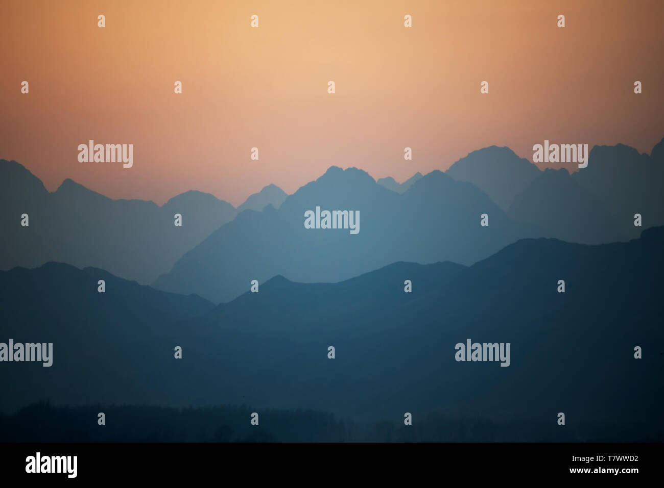 Les couchers de soleil et montagnes des pics.Yingshan, Mongolie intérieure, Chine. Banque D'Images