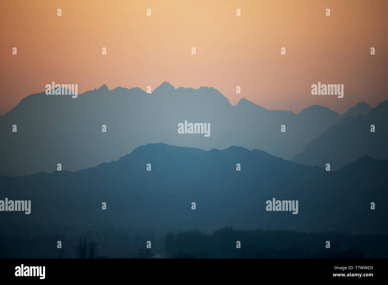 Les couchers de soleil et montagnes des pics.Yingshan, Mongolie intérieure, Chine. Banque D'Images