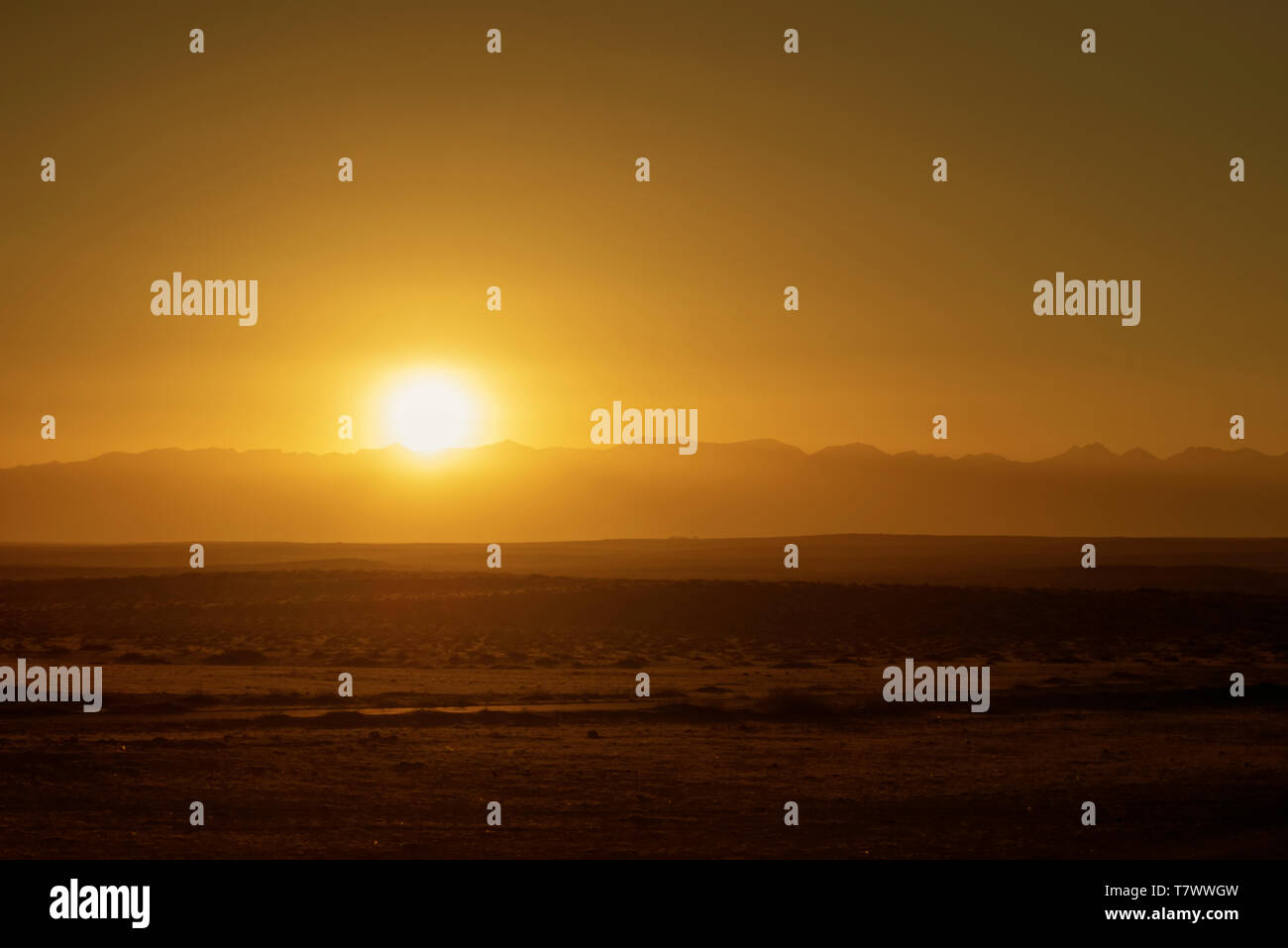 Le soleil se lève sur la montagne.montagnes Helan, Mongolie intérieure, Chine. Banque D'Images
