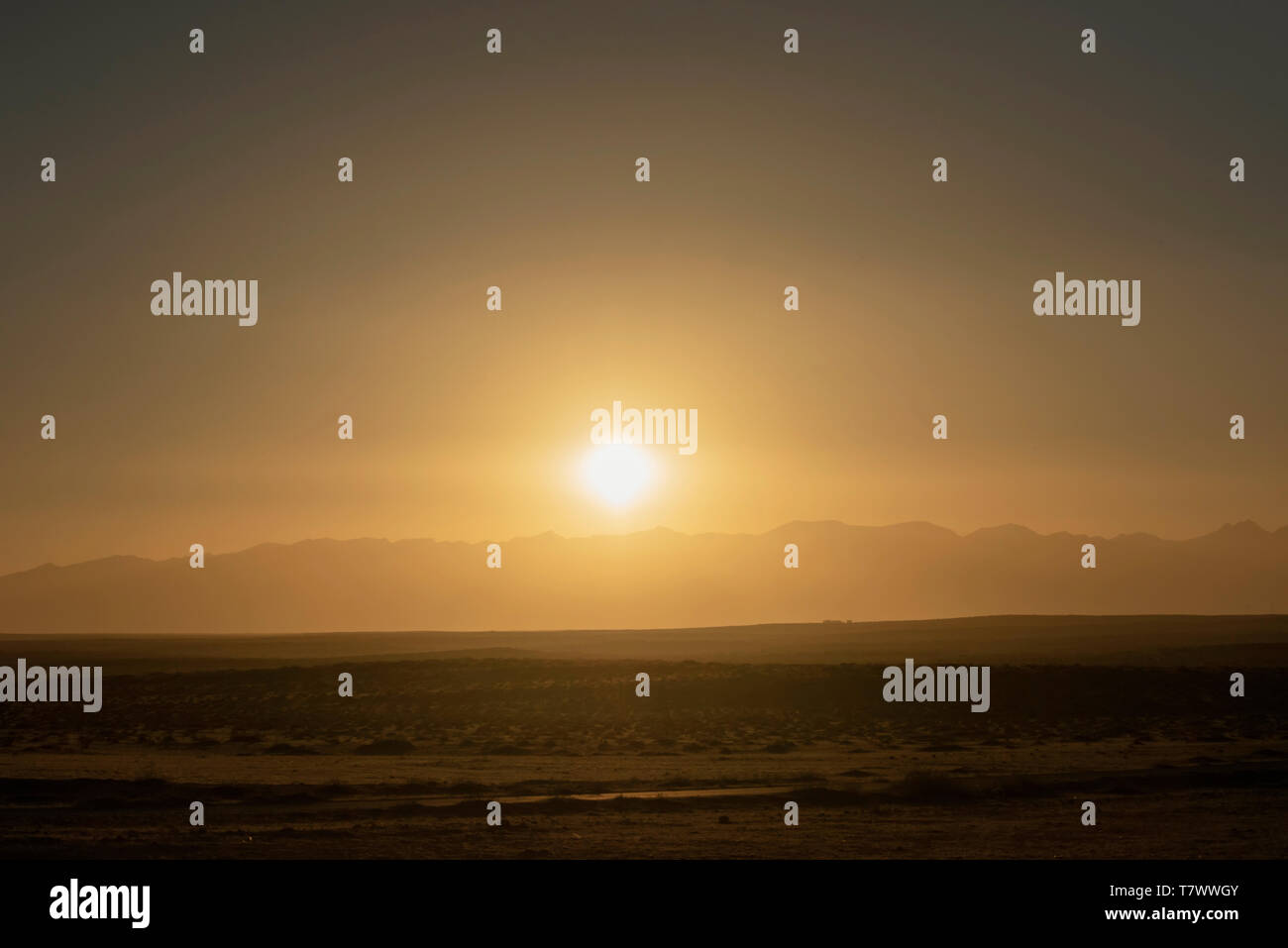 Le soleil se lève sur la montagne.montagnes Helan, Mongolie intérieure, Chine. Banque D'Images