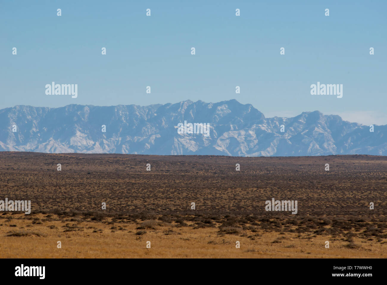 Désert de Gobi et les pics, montagnes Helan, dans l'ouest de la Mongolie intérieure, la Chine. Banque D'Images