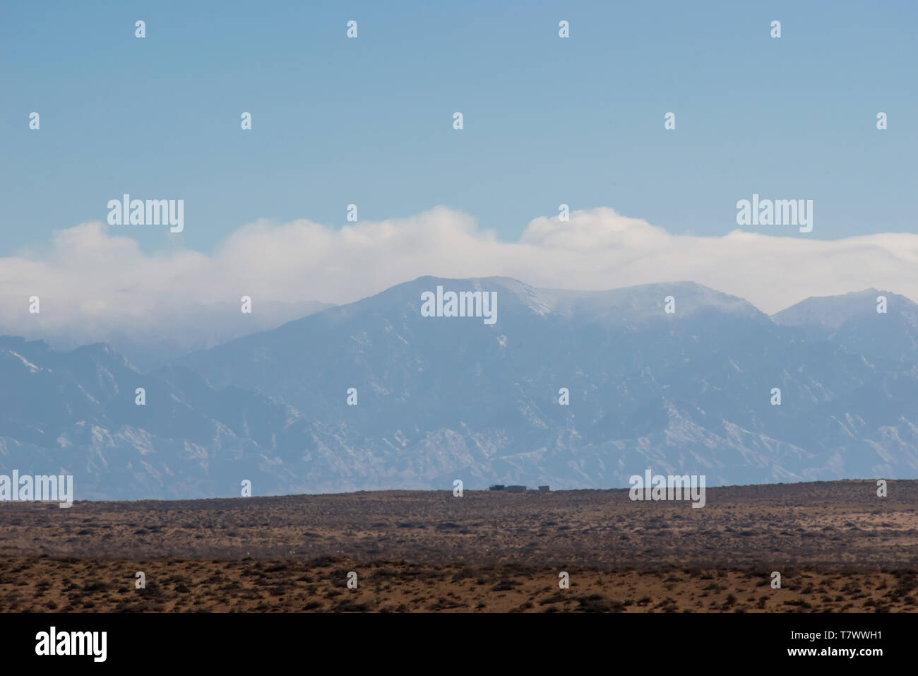Désert de Gobi et les pics, montagnes Helan, dans l'ouest de la Mongolie intérieure, la Chine. Banque D'Images