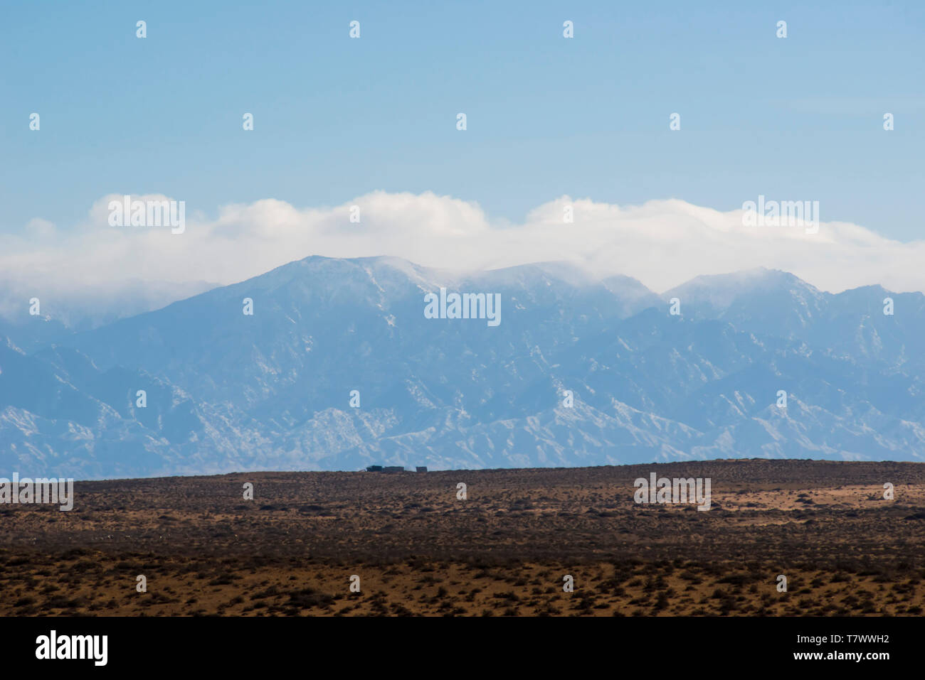 Désert de Gobi et les pics, montagnes Helan, dans l'ouest de la Mongolie intérieure, la Chine. Banque D'Images