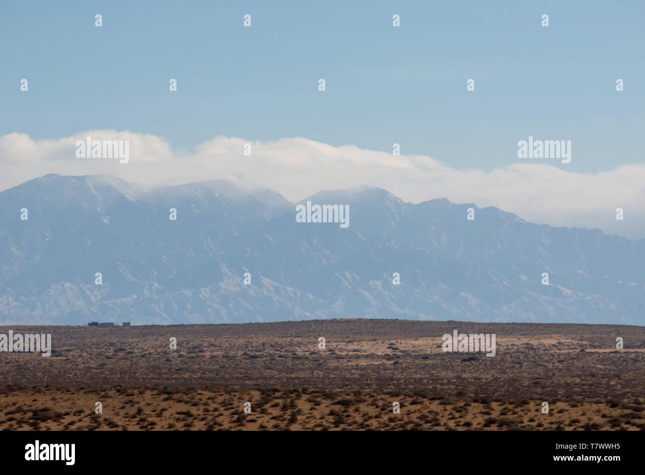 Désert de Gobi et les pics, montagnes Helan, dans l'ouest de la Mongolie intérieure, la Chine. Banque D'Images