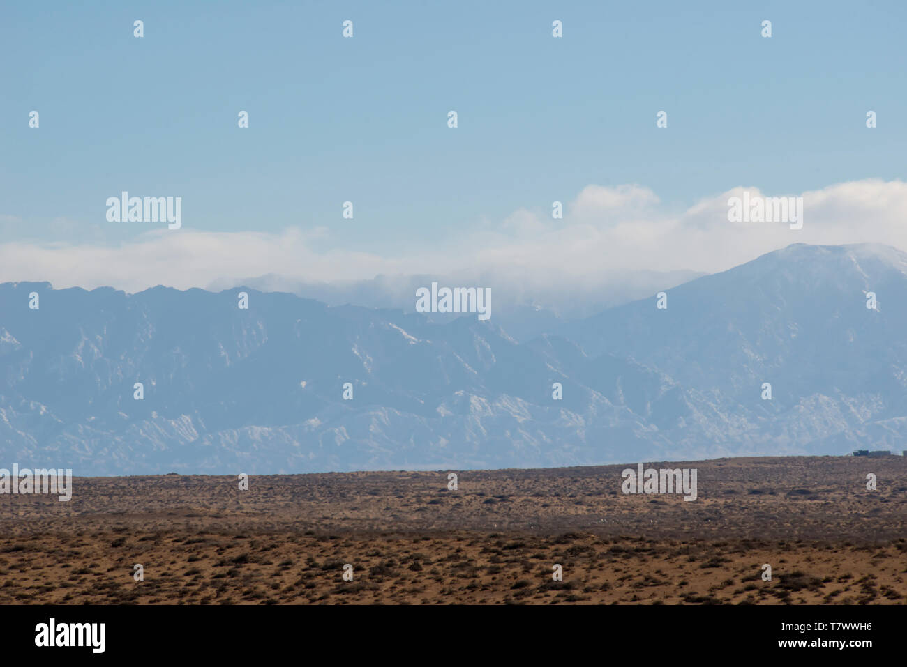 Désert de Gobi et les pics, montagnes Helan, dans l'ouest de la Mongolie intérieure, la Chine. Banque D'Images