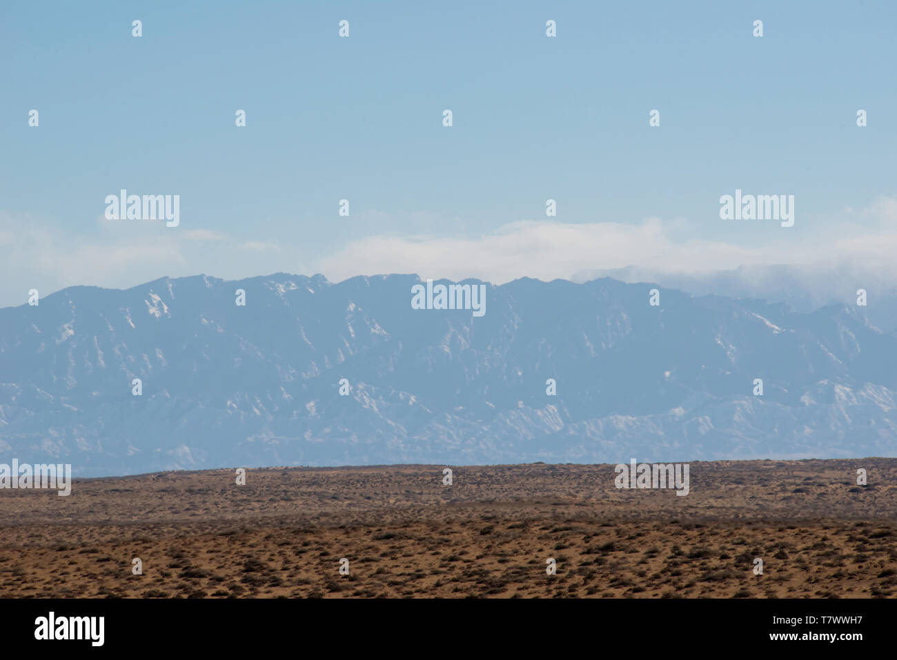 Désert de Gobi et les pics, montagnes Helan, dans l'ouest de la Mongolie intérieure, la Chine. Banque D'Images