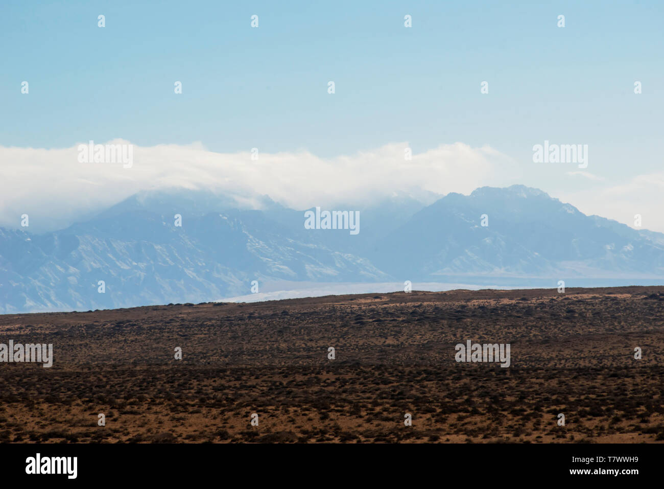 Désert de Gobi et les pics, montagnes Helan, dans l'ouest de la Mongolie intérieure, la Chine. Banque D'Images