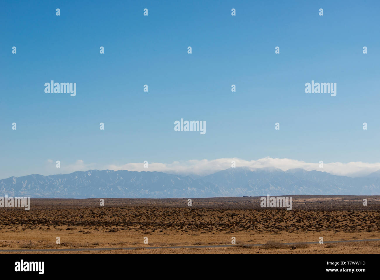 Désert de Gobi et les pics, montagnes Helan, dans l'ouest de la Mongolie intérieure, la Chine. Banque D'Images