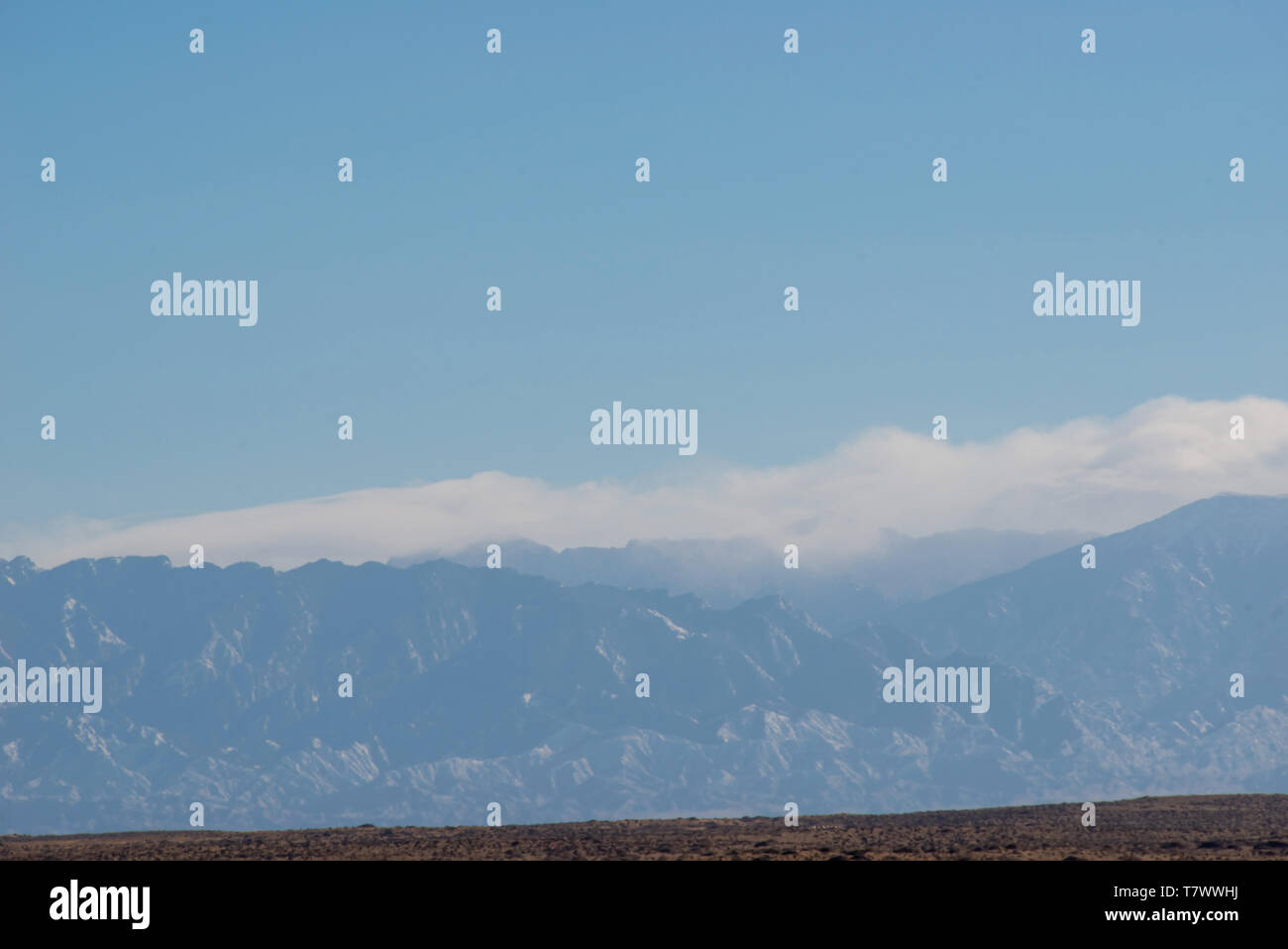 Désert de Gobi et les pics, montagnes Helan, dans l'ouest de la Mongolie intérieure, la Chine. Banque D'Images