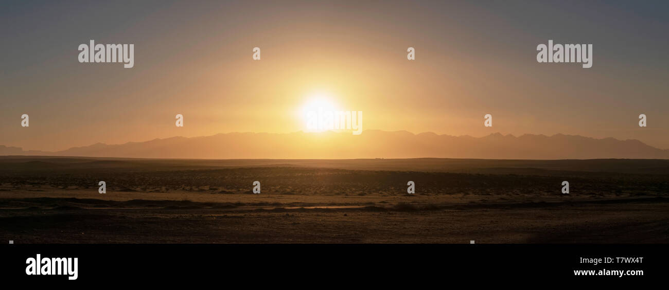 Le soleil se lève sur la montagne.montagnes Helan, Mongolie intérieure, Chine. Banque D'Images