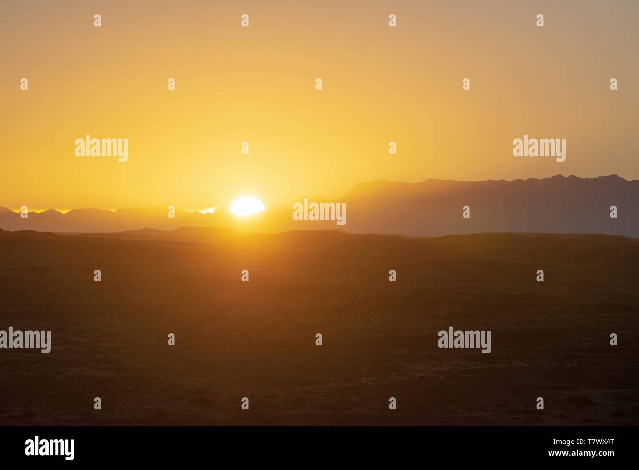 Le soleil se lève sur la montagne.montagnes Helan, Mongolie intérieure, Chine. Banque D'Images
