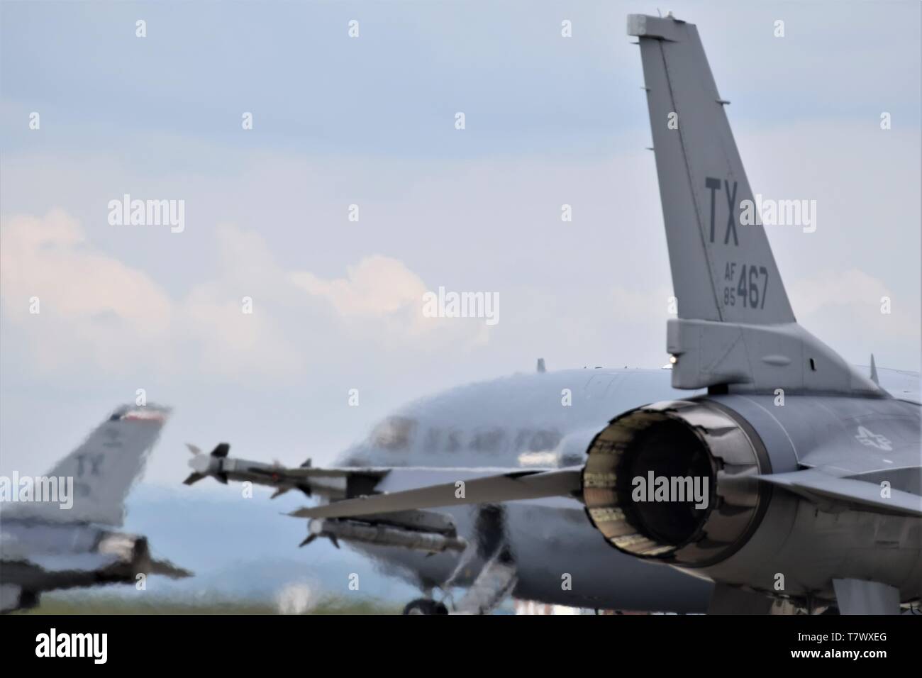 Les aviateurs de l'US Air Force affecté à la 301e Escadre de chasse, Naval Air Station Joint Reserve Base Fort Worth, Texas, lancez F-16C Fighting Falcon à Campia Turzii, la Roumanie, le 8 mai 2019, dans le cadre de theatre Security Package 19.1 dans le cadre de l'opération Atlantic résoudre. Financé par l'Initiative de la dissuasion, c. à thé 19.1 fournit une plus forte présence de rotation de l'armée américaine sur le théâtre européen, capable de dissuader et, si nécessaire, répondre aux menaces régionales. Bien que dans le théâtre, ce personnel et les aéronefs participeront à plusieurs exercices de préparation aux côtés des alliés de l'un Banque D'Images