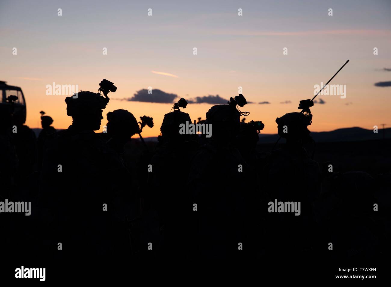 Des soldats américains servant avec 1er Bataillon, 17e Régiment d'infanterie, 2e Brigade, 2e Division d'infanterie, 2e Stryker Brigade Combat Team, Fort Lewis, Washington, se préparer à exercer une mission d'assaut aérien à l'appui de l'évaluation 19 militaire interarmées, à Yakima, dans l'état de Centre de formation, le 5 mai 2019. JWA a pour mission d'évaluer les opérations Multi-Domain (MDO) Concepts, capacités, et les formations à l'échelon, afin de fournir des perspectives critiques et commentaires sur les efforts de modernisation de l'armée vers une Force capable MDO en 2028, en partenariat avec USARPAC, le 1 Corps, le joint, l'Allied/Multi partenaires nationaux, et fut Banque D'Images