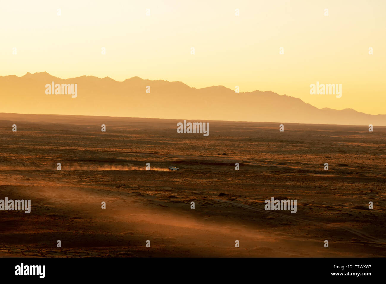 Véhicule hors route a accéléré par le désert.Dans l'ouest de la Mongolie intérieure, la Chine. Banque D'Images