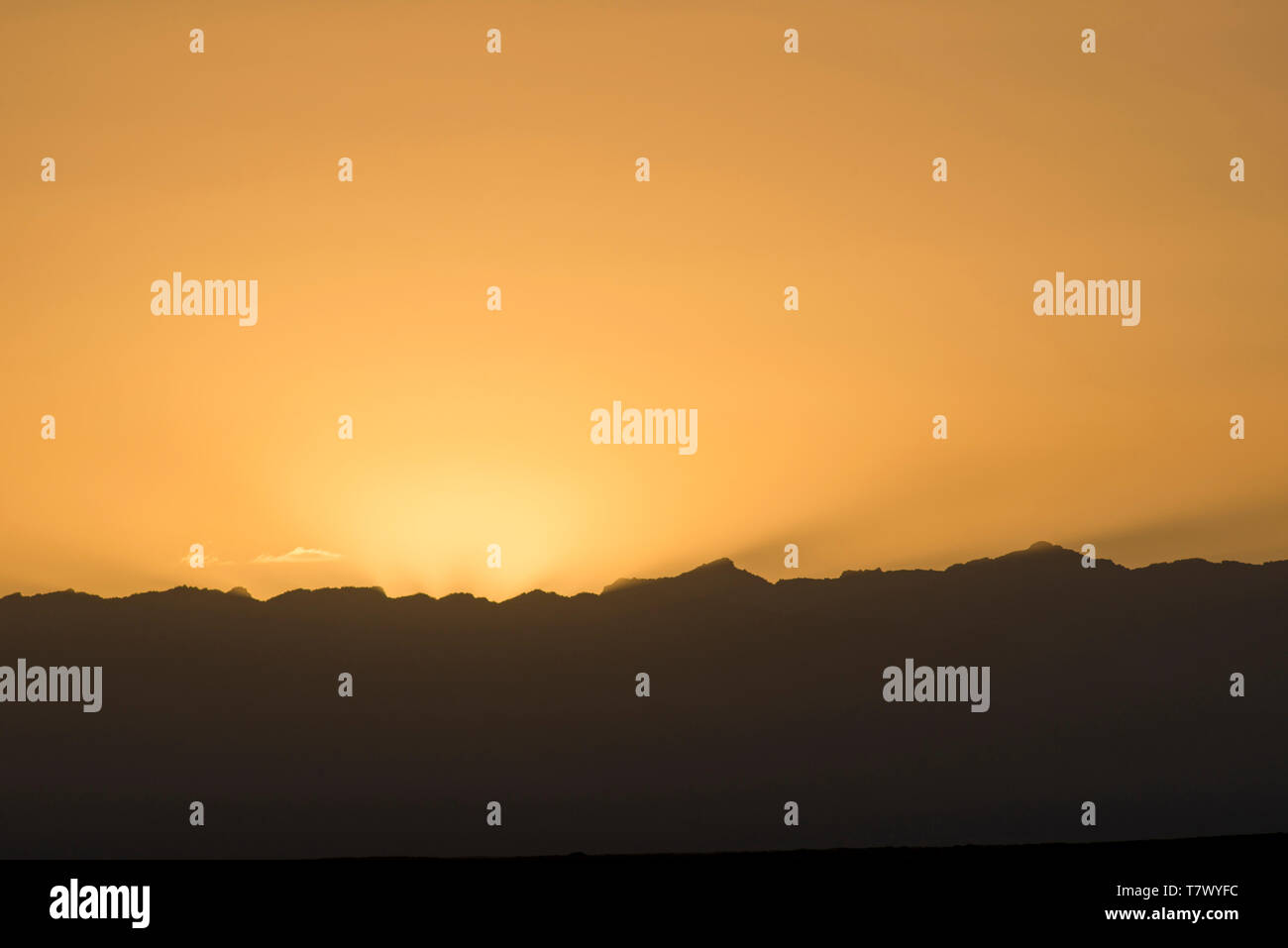 Le soleil se lève sur la montagne.montagnes Helan, Mongolie intérieure, Chine. Banque D'Images