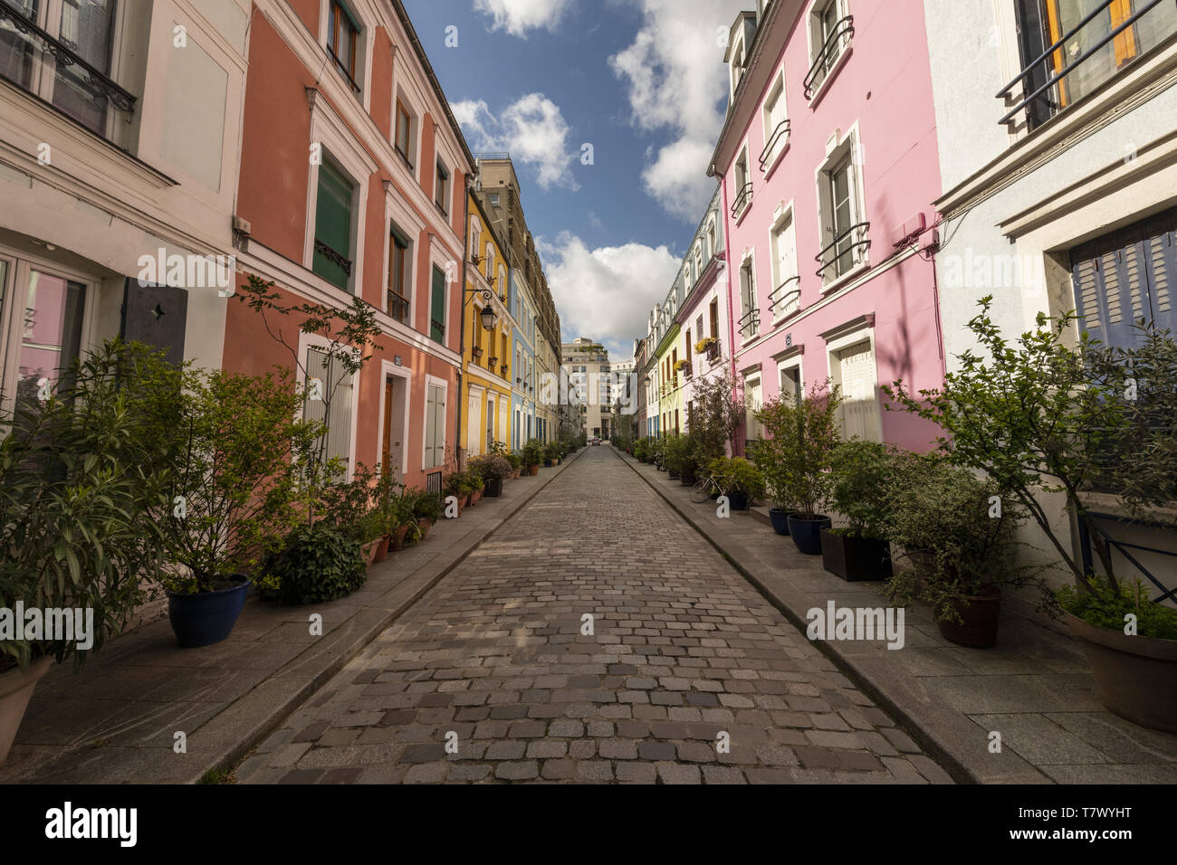 France, Paris, 12eme, 04/2019 : Rue Crémieux, une rue piétonne d'un pâté de maisons du travailleur. Banque D'Images