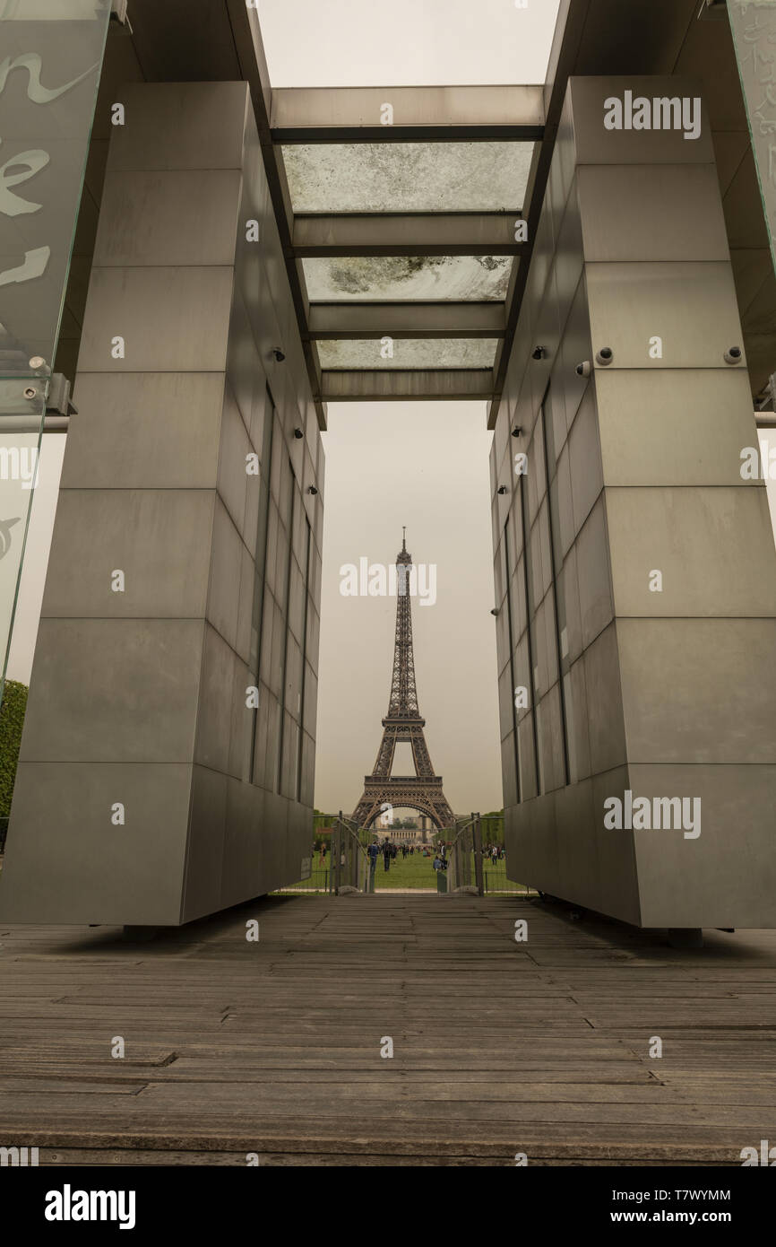 France, Paris, le mur pour la paix, situé sur le Champ-de-Mars pour les commémorations de l'année 2000, la structure se compose de 12 panneaux de verre. Banque D'Images