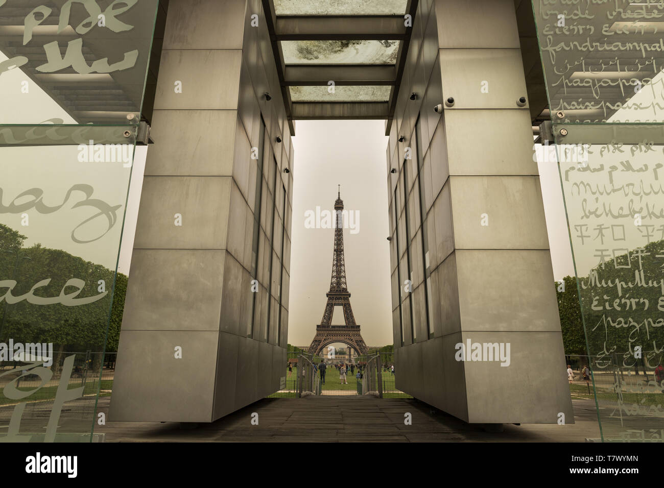 France, Paris, le mur pour la paix, situé sur le Champ-de-Mars pour les commémorations de l'année 2000, la structure se compose de 12 panneaux de verre. Banque D'Images
