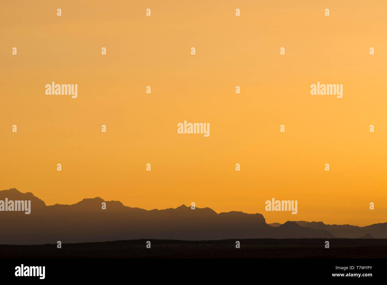 Le soleil se lève sur la montagne.montagnes Helan, Mongolie intérieure, Chine. Banque D'Images