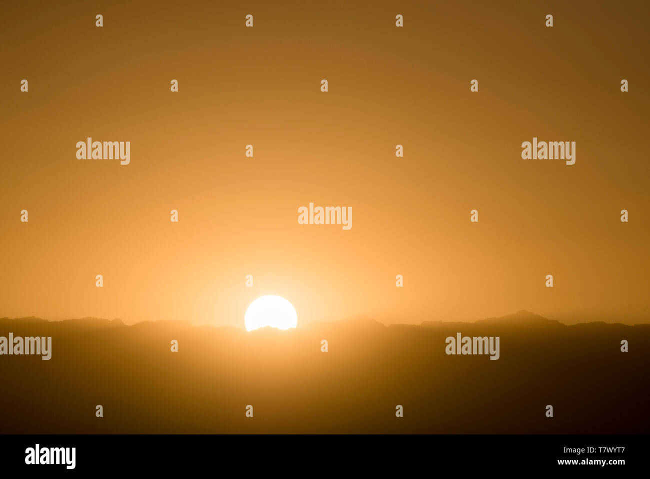 Le soleil se lève sur la montagne.montagnes Helan, Mongolie intérieure, Chine. Banque D'Images