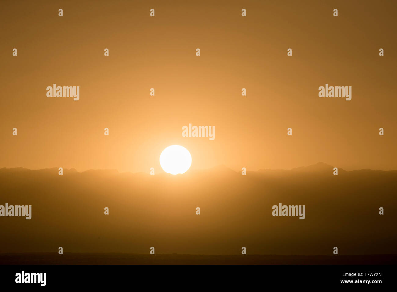 Le soleil se lève sur la montagne.montagnes Helan, Mongolie intérieure, Chine. Banque D'Images