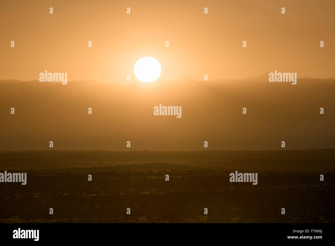 Le soleil se lève sur la montagne.montagnes Helan, Mongolie intérieure, Chine. Banque D'Images