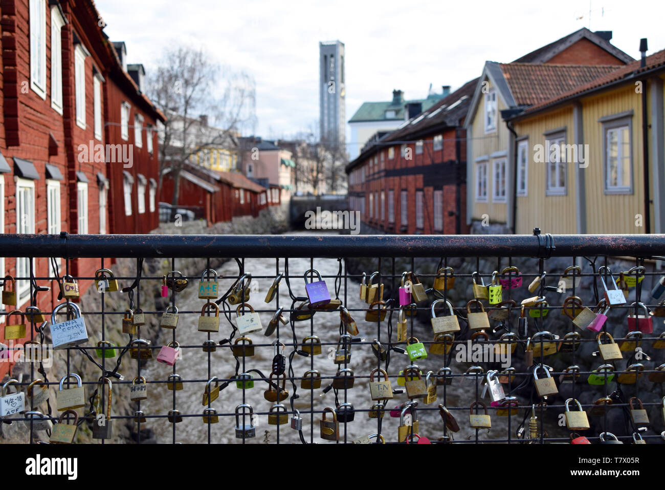 Beaucoup d'amour des cadenas sur le pont clôture avec la rivière et les toits de Vasteras en arrière-plan Banque D'Images