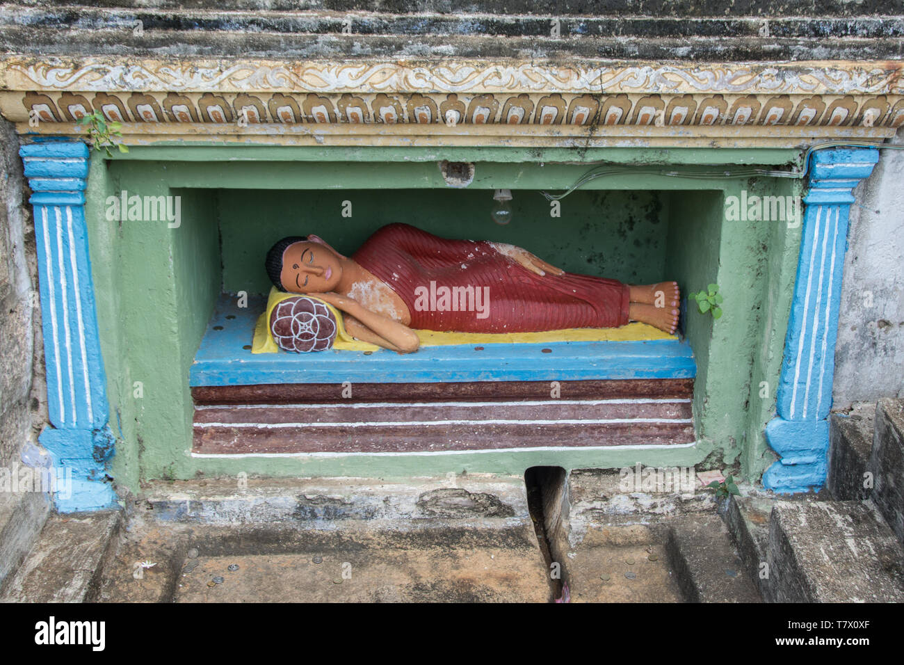 Bouddha couché à côté de la sculpture de l'Empreinte du Bouddha au monastère Isurumuniya, Anuradhapura, Sri Lanka Banque D'Images