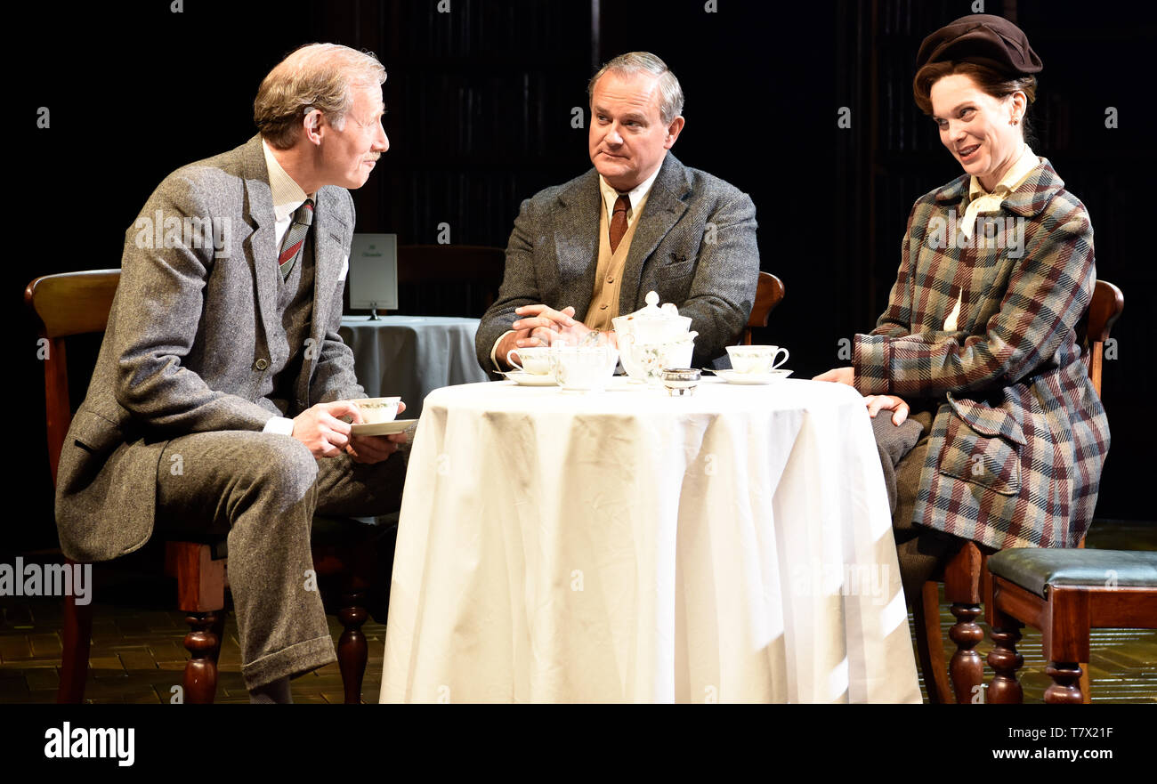 De gauche à droite : Andrew Havill comme Warnie, Hugh Bonneville comme C.S. Lewis & Liz White comme Joy Gresham dans Shadowlands par William Nicholson à Chichester... Banque D'Images