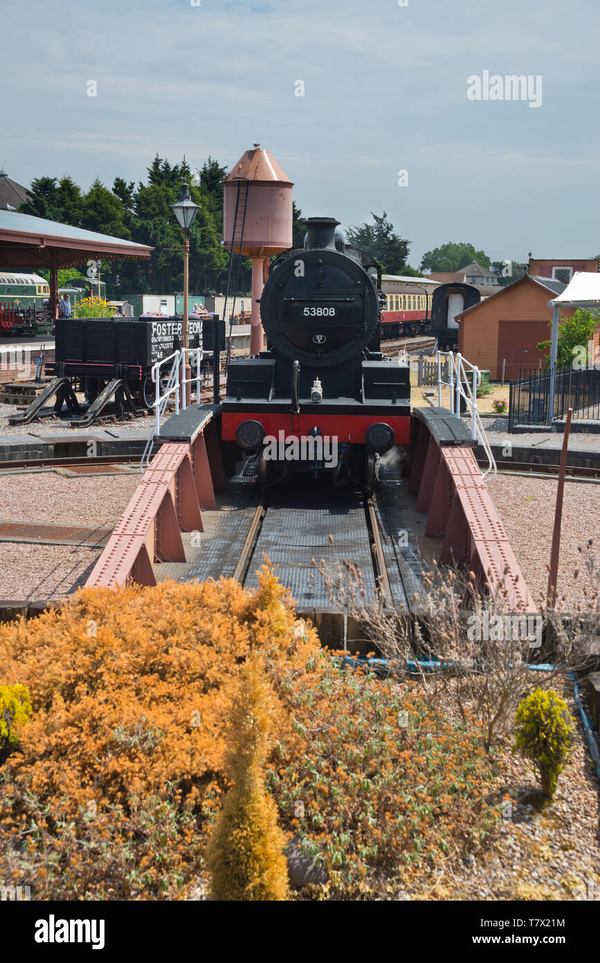 Locomotive vapeur 53808, 2-8-0, un lourd train de fret, à la couronne à Minehead station sur la West Somerset Railway (WSR), Somerset, England, UK Banque D'Images