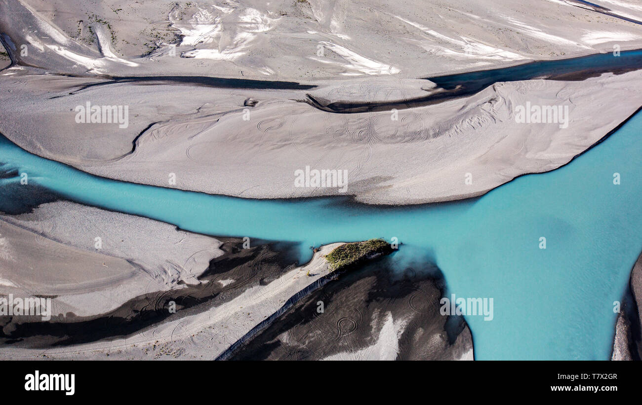 Les sédiments et les boues provenant de la proximité du Glacier Knik glacier cette couleur river jaunes. Il y a des milliers de glaciers en Alaska, et au moins 616 d'entre eux sont nommés. Ensemble, ils sont en train de perdre 75 milliards de tonnes de glace chaque année en raison de la fonte. Ce chiffre est susceptible d'augmenter dans les années à venir. Mai 2015 a été la plus chaude en 91 ans. Dans un monde normal, l'eau de fonte des glaciers contribuent à réguler la température et le débit des rivières dans le parc des Glaciers comme celui sur la photo. Avec la disparition des glaciers, dans le passage d'eau va diminuer et la température de l'eau d'augmenter, peut-être provoquer des ex Banque D'Images