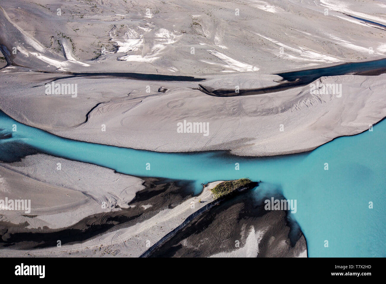Les sédiments et les boues provenant de la proximité du Glacier Knik glacier cette couleur river jaunes. Il y a des milliers de glaciers en Alaska, et au moins 616 d'entre eux sont nommés. Ensemble, ils sont en train de perdre 75 milliards de tonnes de glace chaque année en raison de la fonte. Ce chiffre est susceptible d'augmenter dans les années à venir. Mai 2015 a été la plus chaude en 91 ans. Dans un monde normal, l'eau de fonte des glaciers contribuent à réguler la température et le débit des rivières dans le parc des Glaciers comme celui sur la photo. Avec la disparition des glaciers, dans le passage d'eau va diminuer et la température de l'eau d'augmenter, peut-être provoquer des ex Banque D'Images