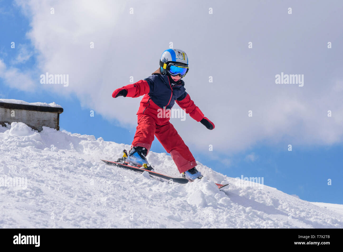 Cute little boy sur ski slope Banque D'Images