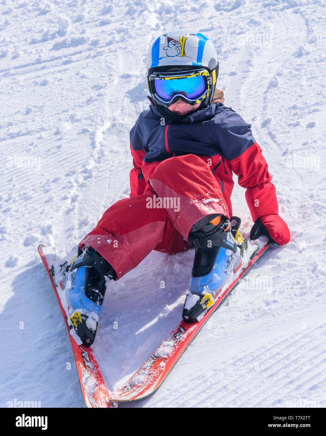 Cute little boy sur ski slope Banque D'Images