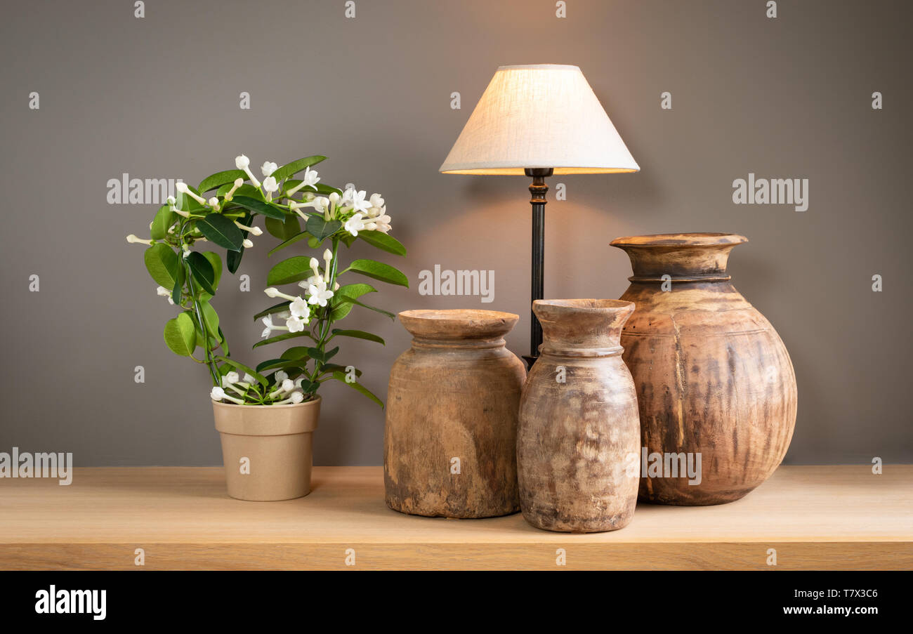 Salon de décoration vie encore avec lampe, d'une plante en fleurs et de vieux bidons en bois mignon. Home intérieur concept. Banque D'Images