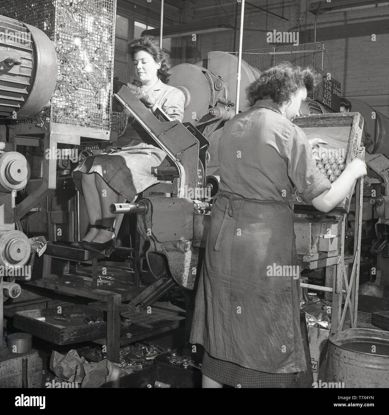 Années 1950, historique, dame travailleurs utilisant des machines à l'usine de batteries toujours prêt à Forest Road, Walthamstow, London, England, UK. Femme entra la main-d'oeuvre industrielle en grand nombre pendant la WW2 et plusieurs sont à après la fin de la guerre. La Foret Road usine spécialisée dans la fabrication de piles sèches pour les radios portables. En 1963 toujours prêts a 28 usines au Royaume-Uni qui emploient plus de 12 000 personnes. Banque D'Images