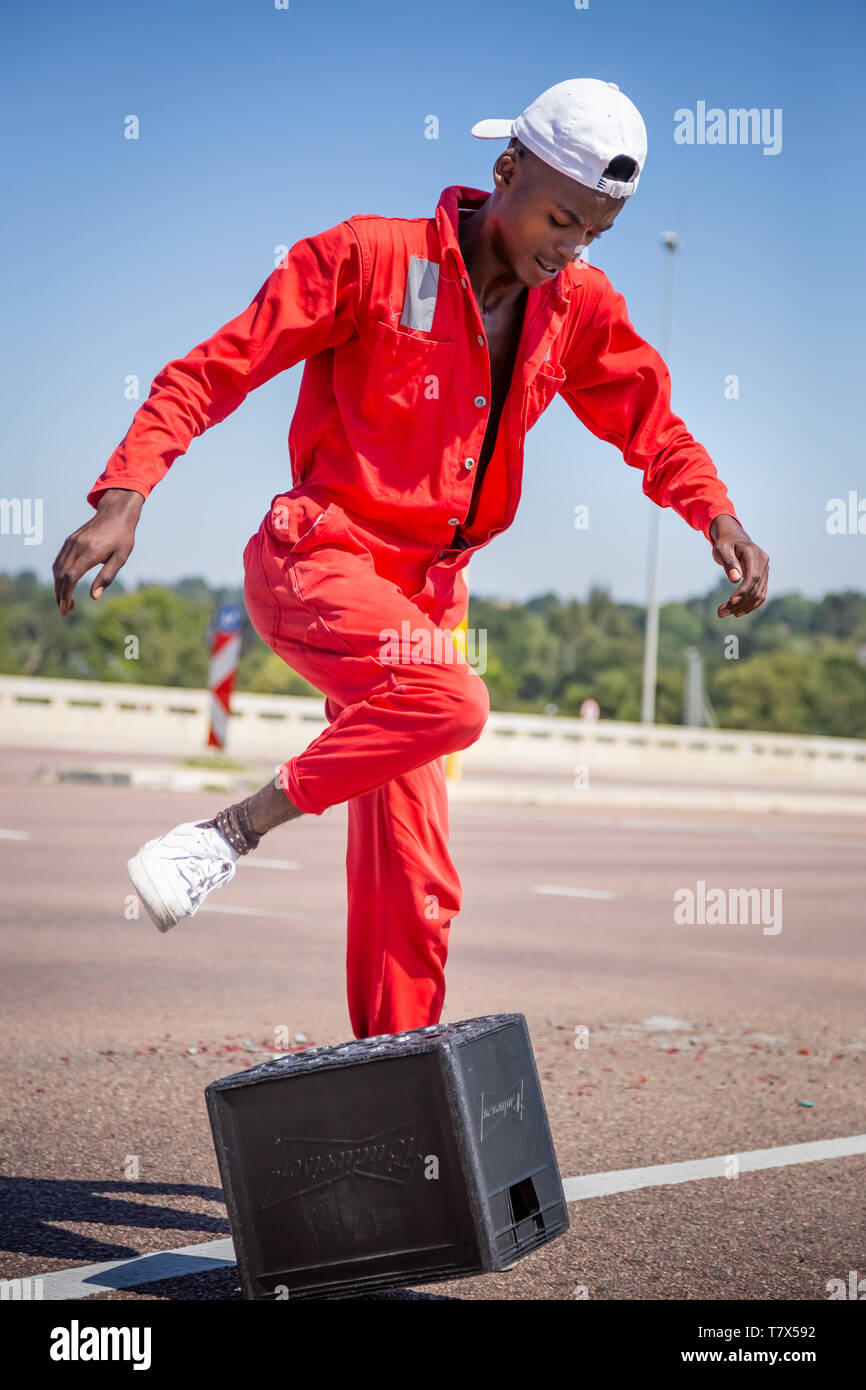 Johannesburg, Afrique du Sud, 29 Mars - 2019 : Street dancer performing au carrefour avec la caisse de bière. Les caisses sont claquait sur le sol Banque D'Images