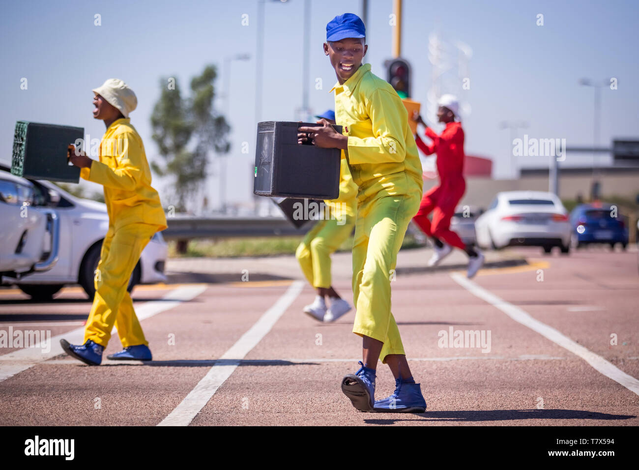 Johannesburg, Afrique du Sud, 29 Mars - 2019 : Street dancers performing au carrefour avec des caisses de bière Banque D'Images