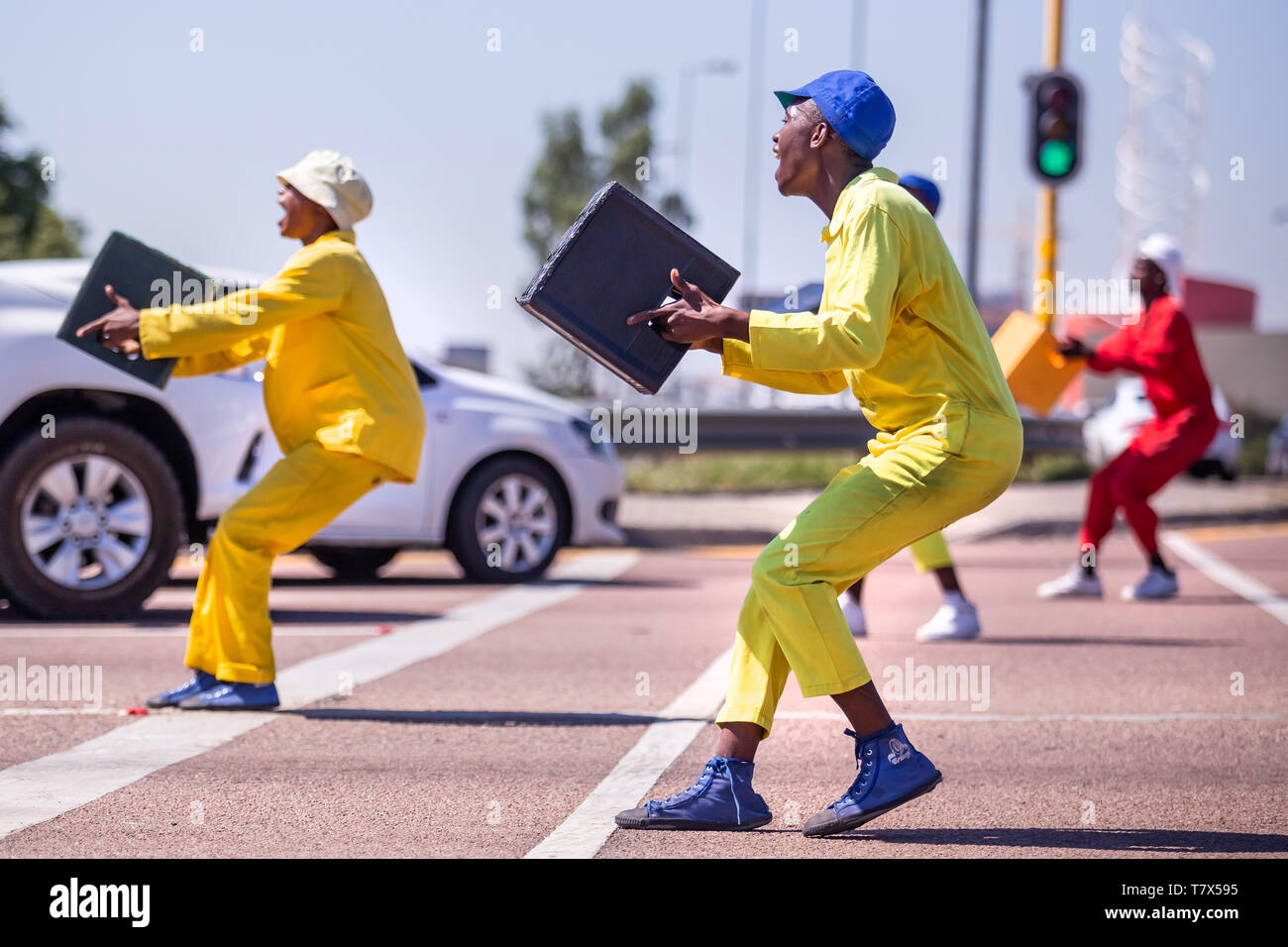 Johannesburg, Afrique du Sud, 29 Mars - 2019 : Street dancers performing au carrefour avec des caisses de bière Banque D'Images