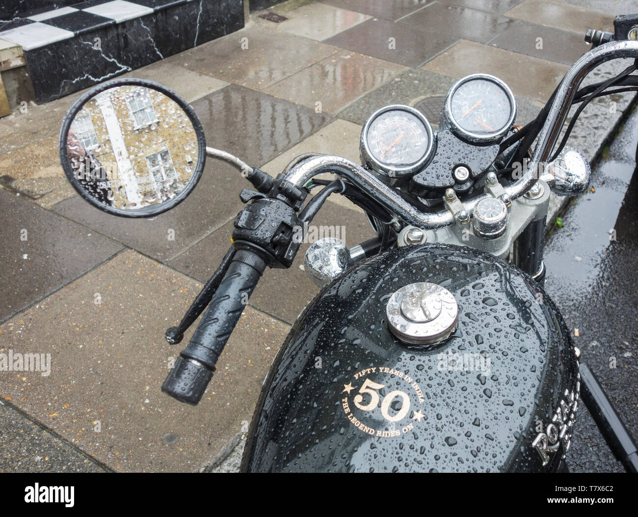 Une Royal Enfield Thunderbird cruiser moto style couvert de gouttes de pluie Banque D'Images