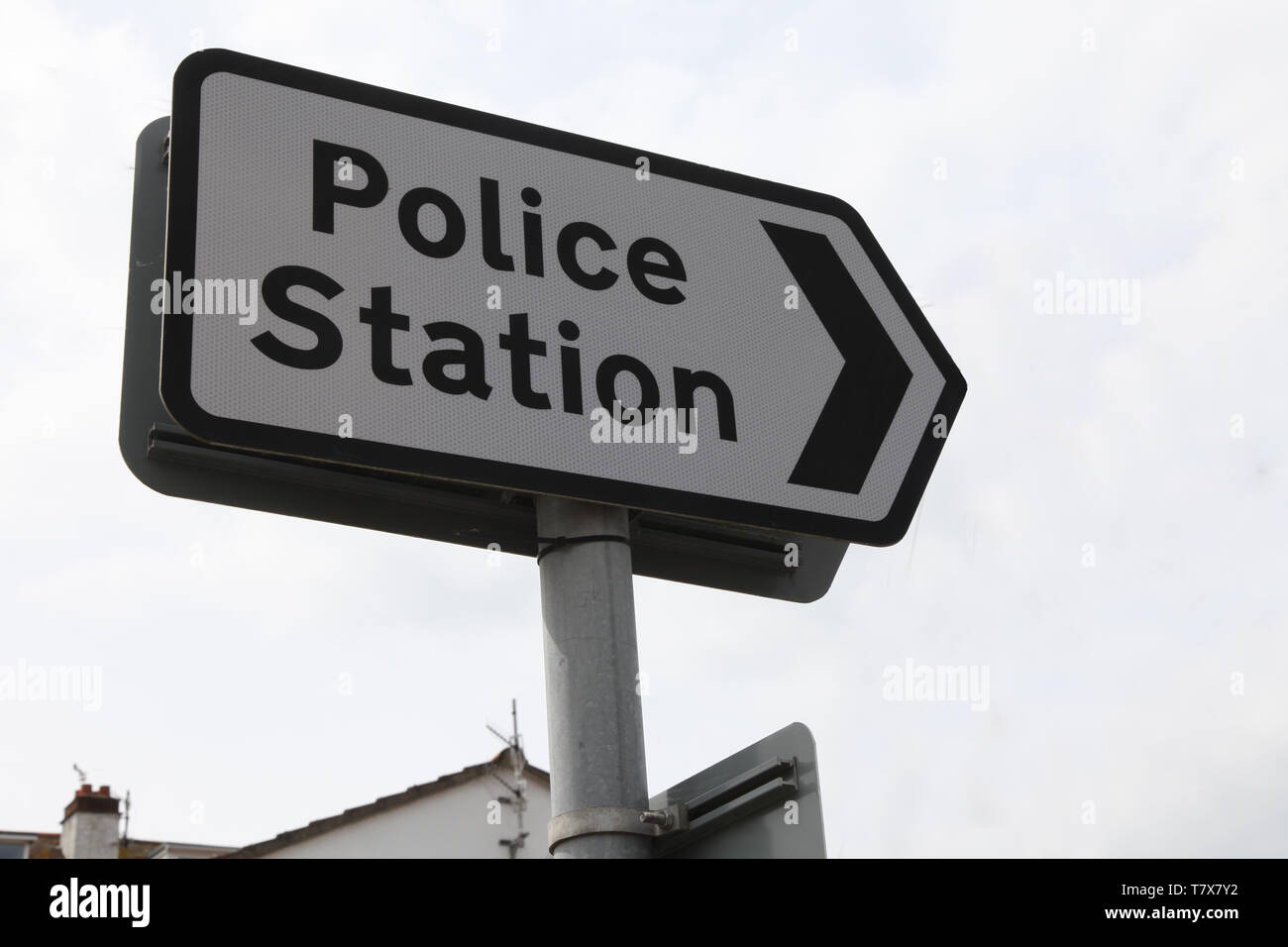 Panneau de signalisation du poste de police britannique sur poste en métal dans la journée, Royaume-Uni, 2019 Banque D'Images