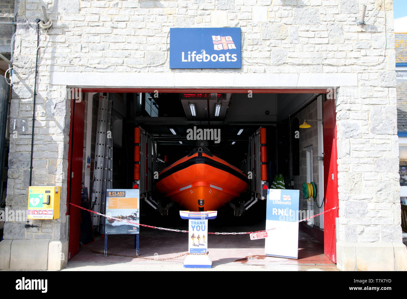 Port de Lyme Regis, dans le Dorset - Station de sauvetage de la RNLI au Cobb montrant lifeboat prêt à lancer Banque D'Images