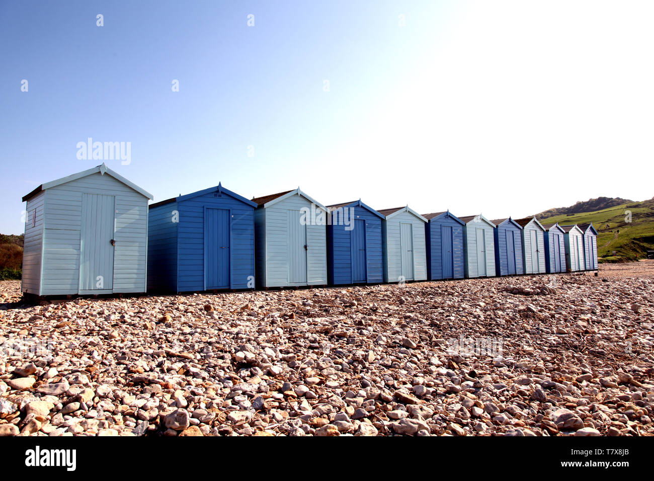 Charmouth Beach, Dorset, Royaume-Uni - cabines de plage en bois sur la plage de galets à Charmouth avec ciel bleu en arrière-plan avec espace de copie Banque D'Images