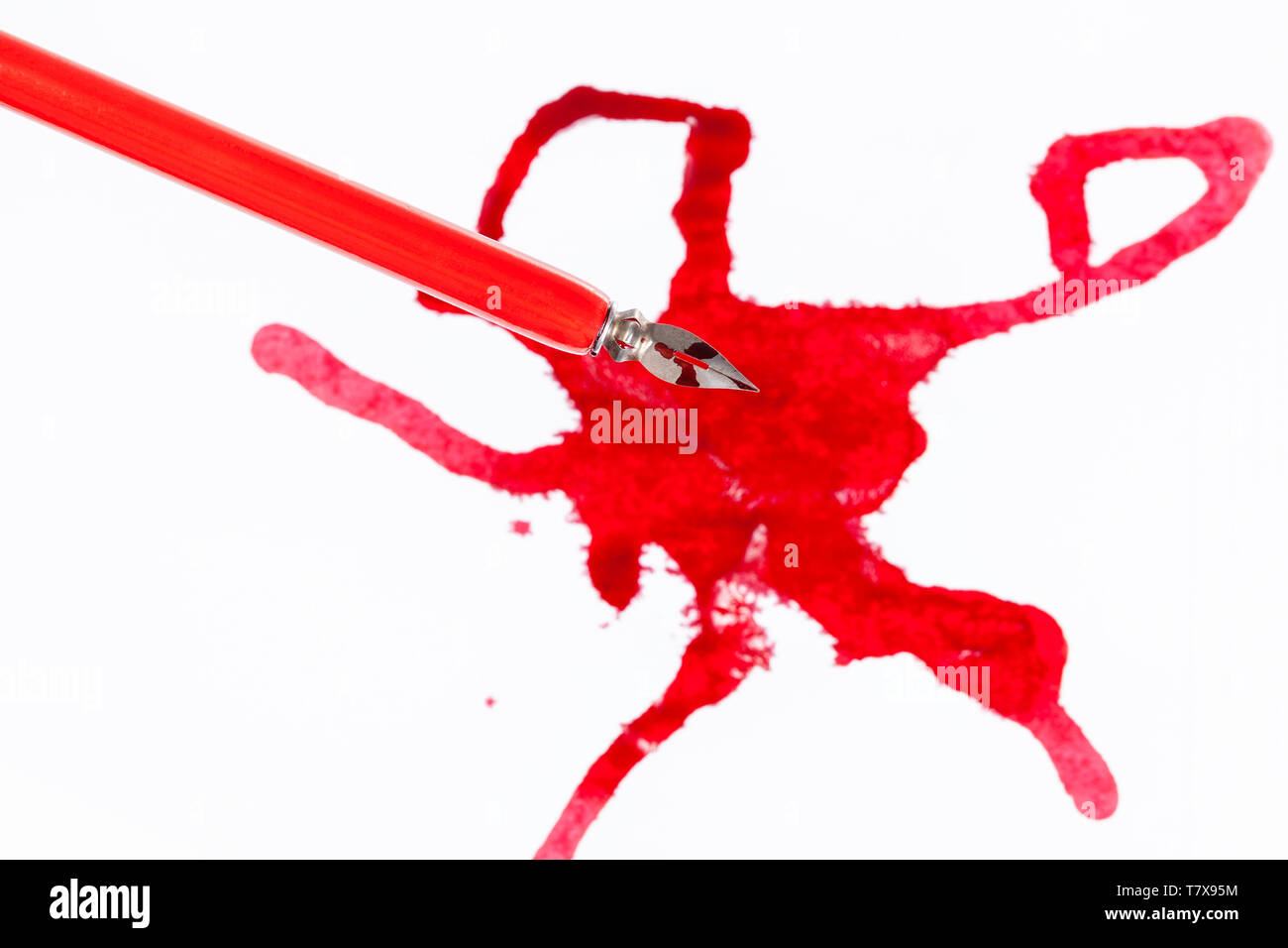 Vue de dessus de la plume sur l'encre rouge sur papier blanc blot Banque D'Images