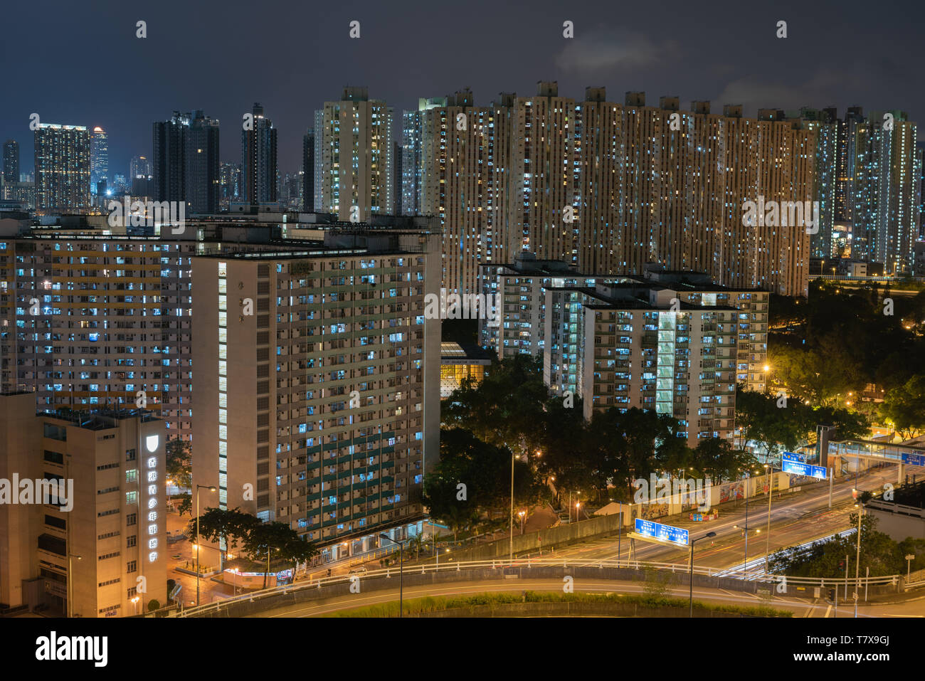 Vue de nuit de tours d'habitation à Hong Kong, Chine. Banque D'Images