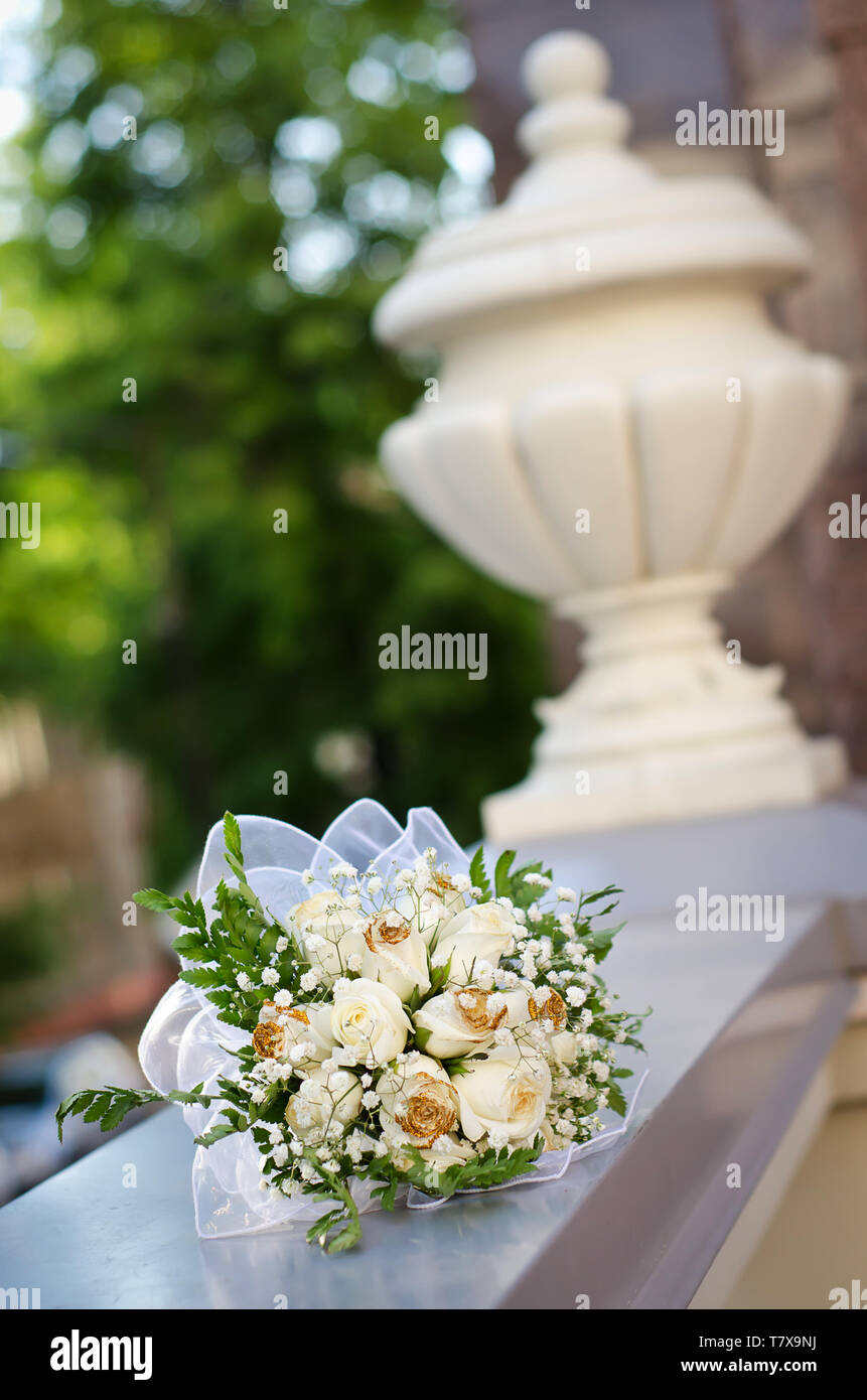 Bouquet De Mariage Avec Des Fleurs Blanches Avec De Lor Se